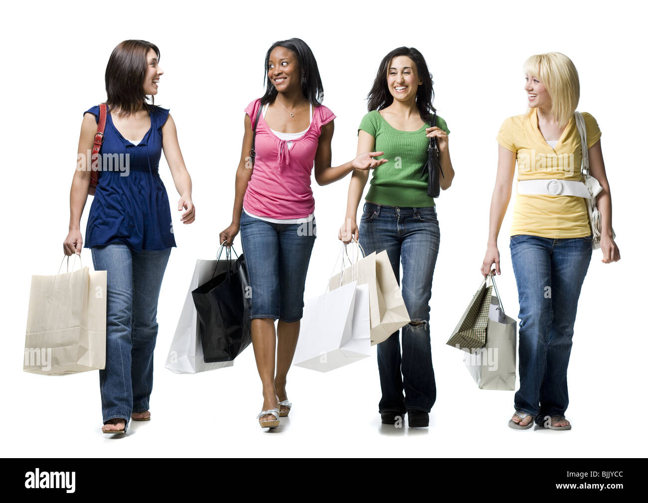 Vier Frauen mit Einkaufstaschen lächelnd Stockfoto