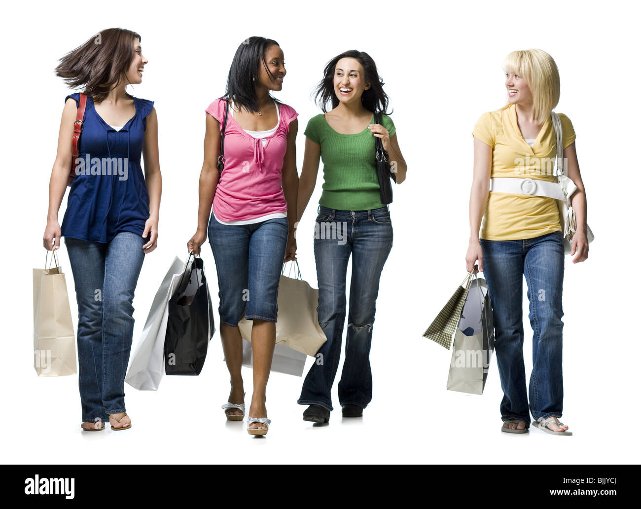 Vier Frauen mit Einkaufstaschen lächelnd Stockfoto