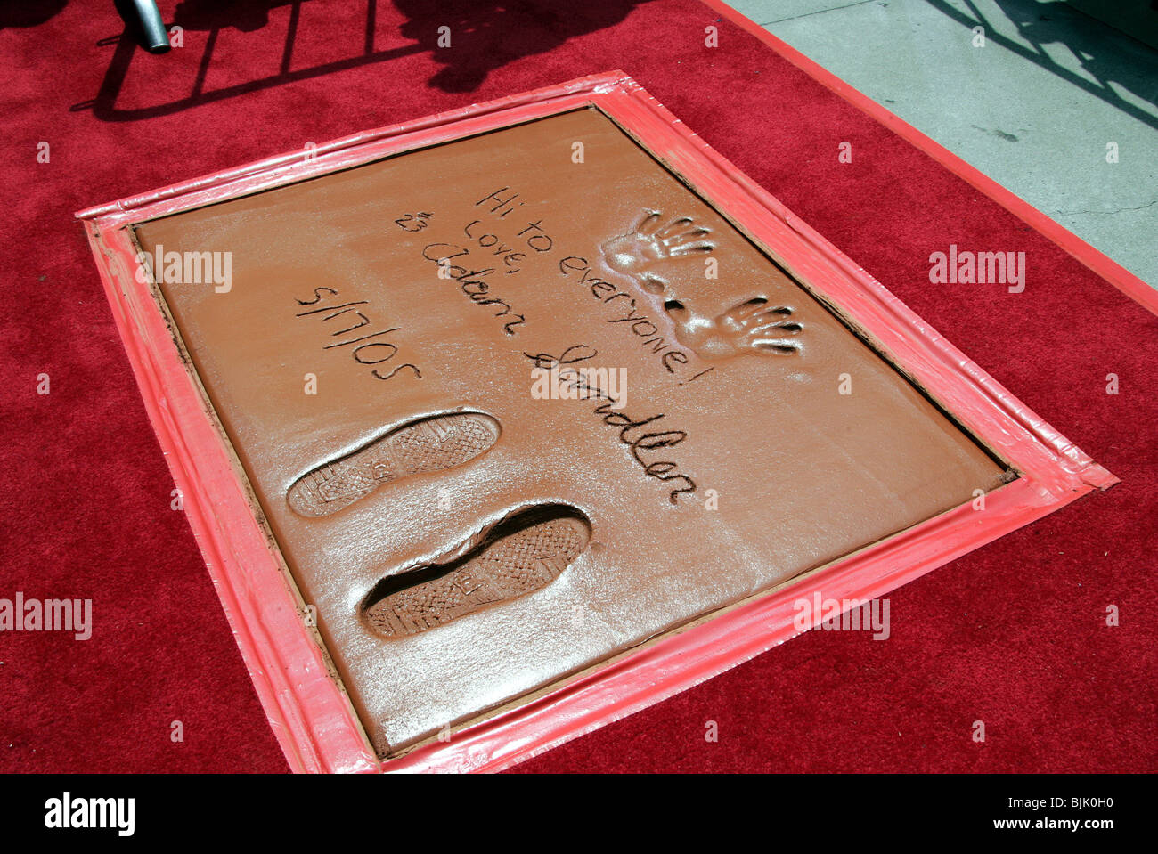 ADAM SANDLERS HAND & FUßABDRÜCKE ADAM SANDLER HAND und FOOTPRIN CHINESE THEATRE HOLLYWOOD LOS ANGELES USA 17. Mai 2005 Stockfoto