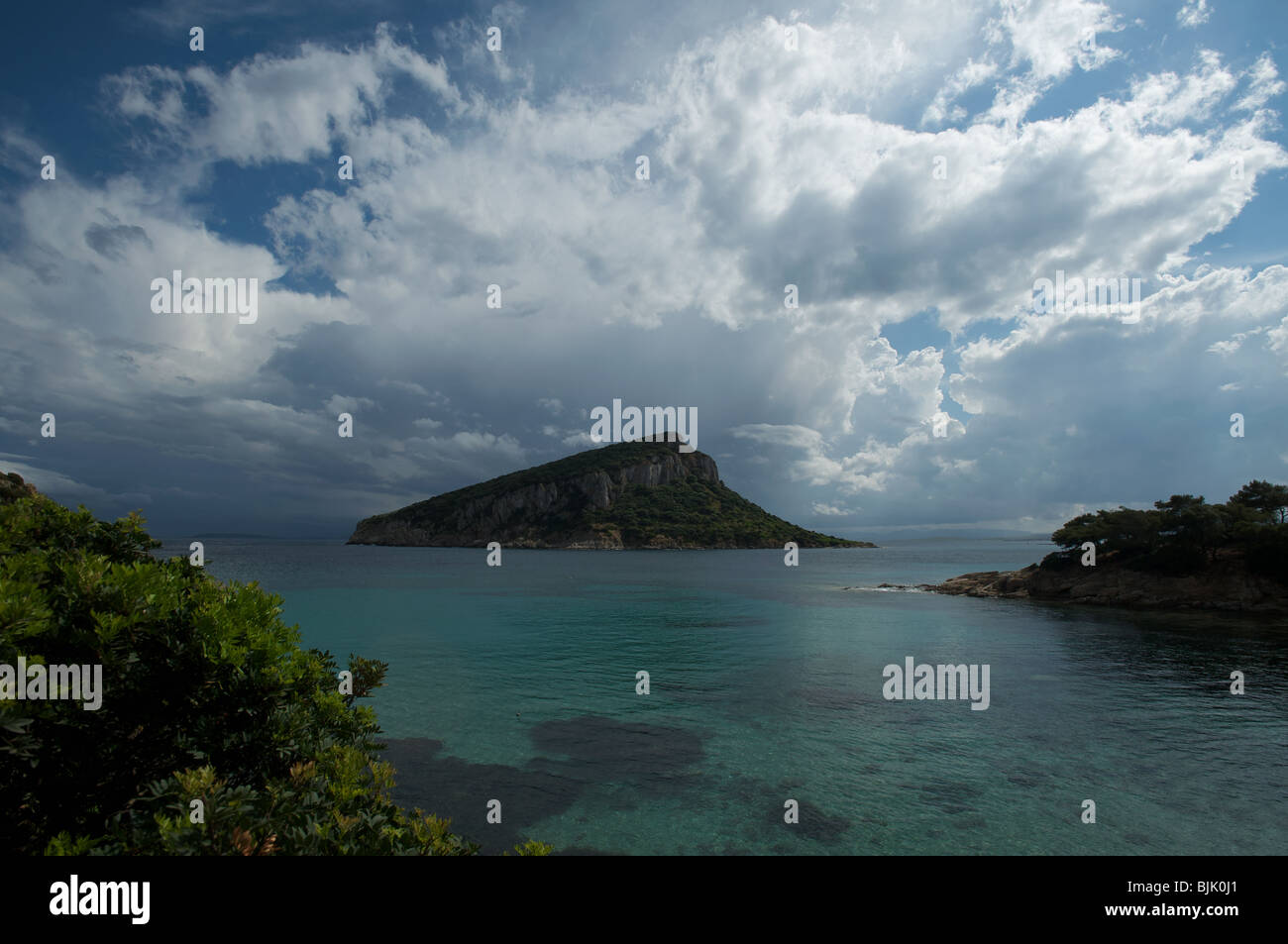 Isola di Figarolo in Golfo Aranci, Fiumicino, grünes Wasser und kontrastreiche Wolken Stockfoto