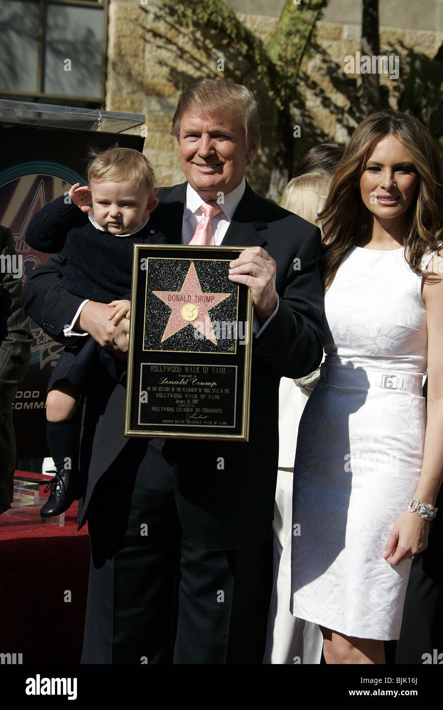 DONALD TRUMP MELANIA TRUMP & BARRON TRUMP DONALD TRUMP HOLLYWOOD WALK OF FAME HOLLYWOOD LOS ANGELES USA 16. Januar 2007 Stockfoto