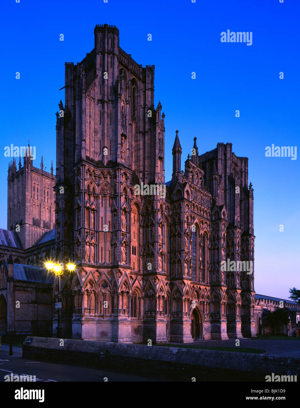 Die Westwand der Kathedrale in der Stadt Wells, Somerset, England. Stockfoto