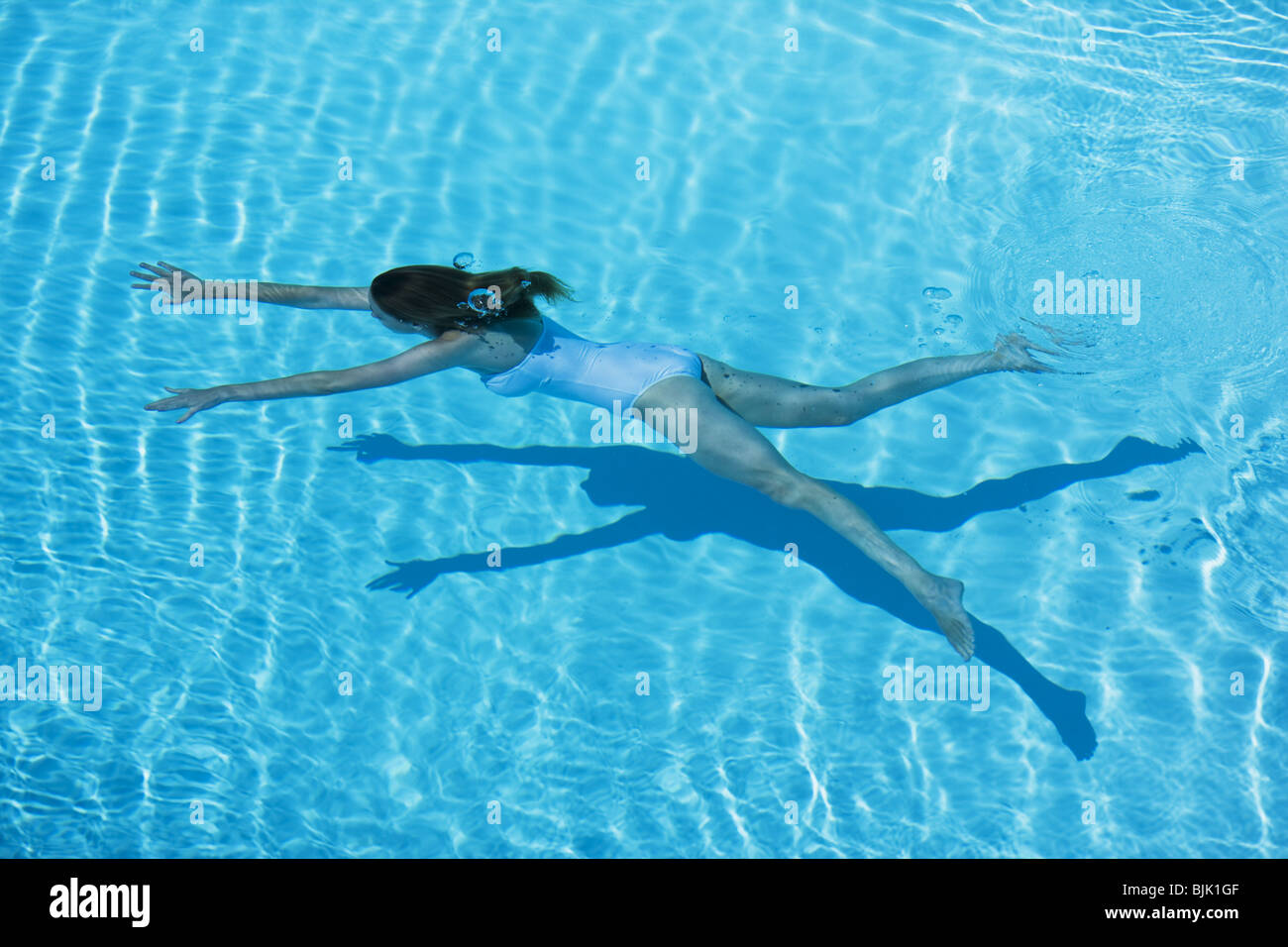 Frau, Schwimmen im pool Stockfoto