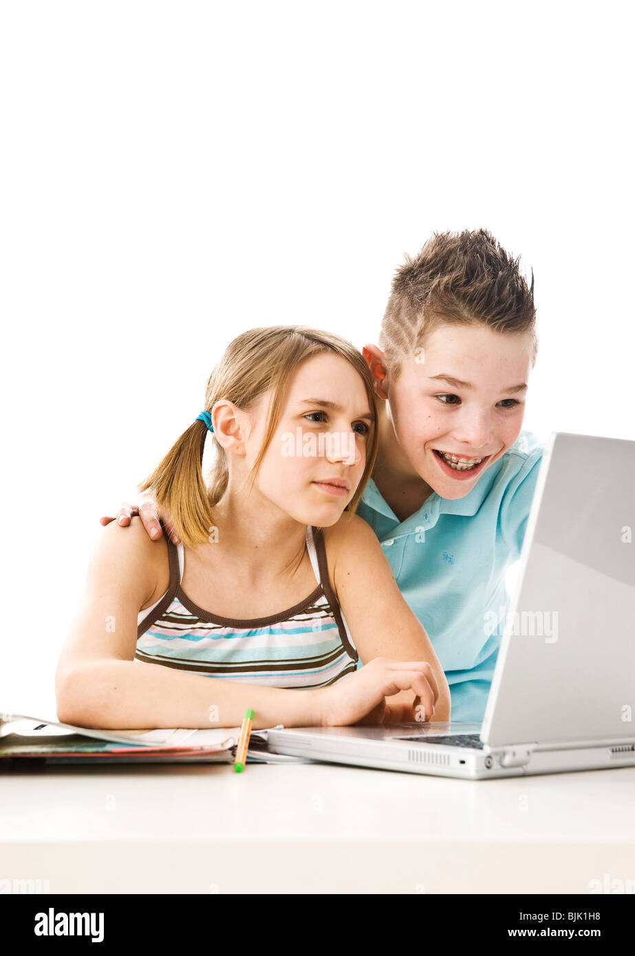 Jungen und Mädchen lernen zusammen mit einem computer Stockfoto