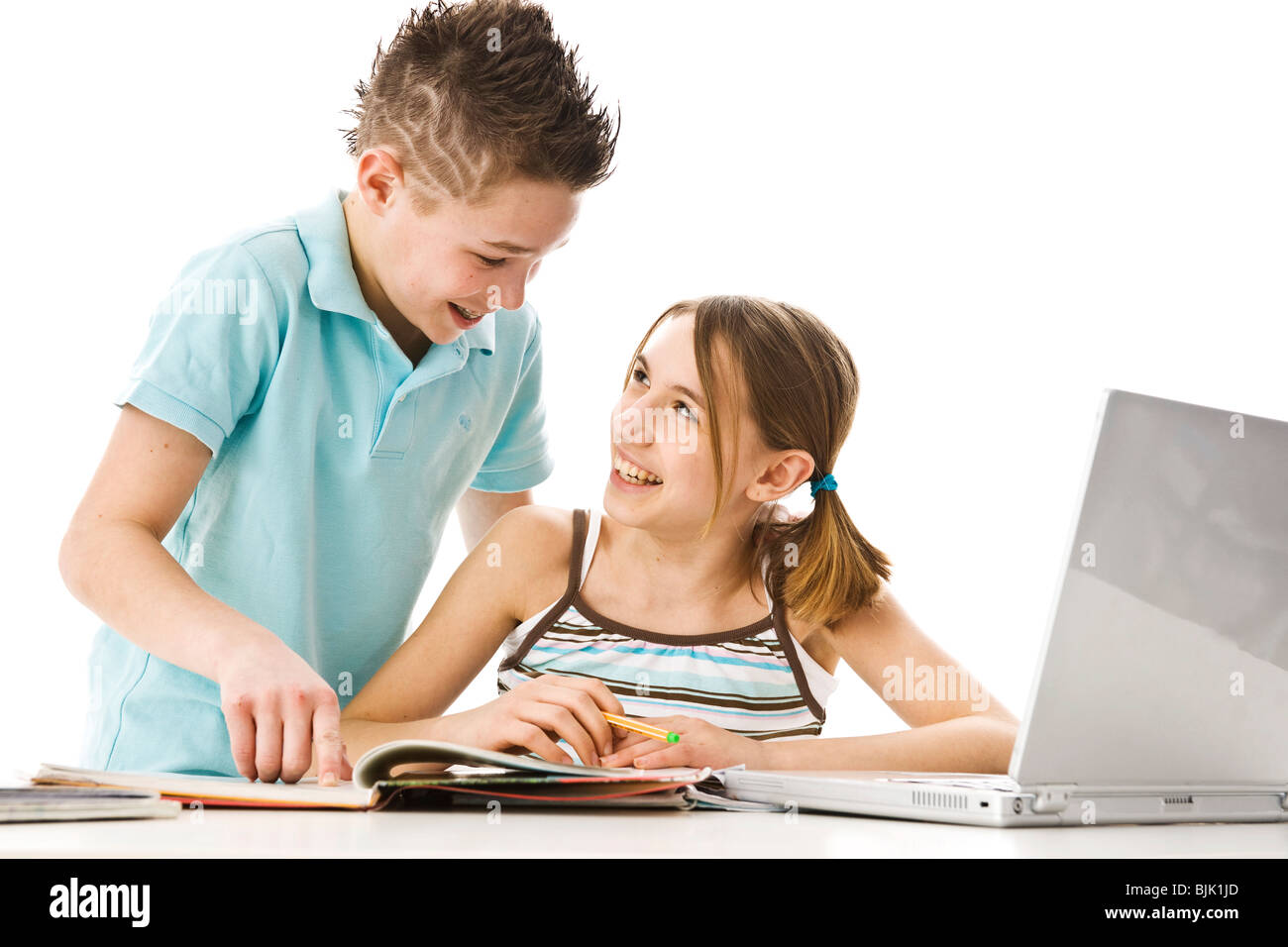 Jungen und Mädchen lernen zusammen mit einem computer Stockfoto