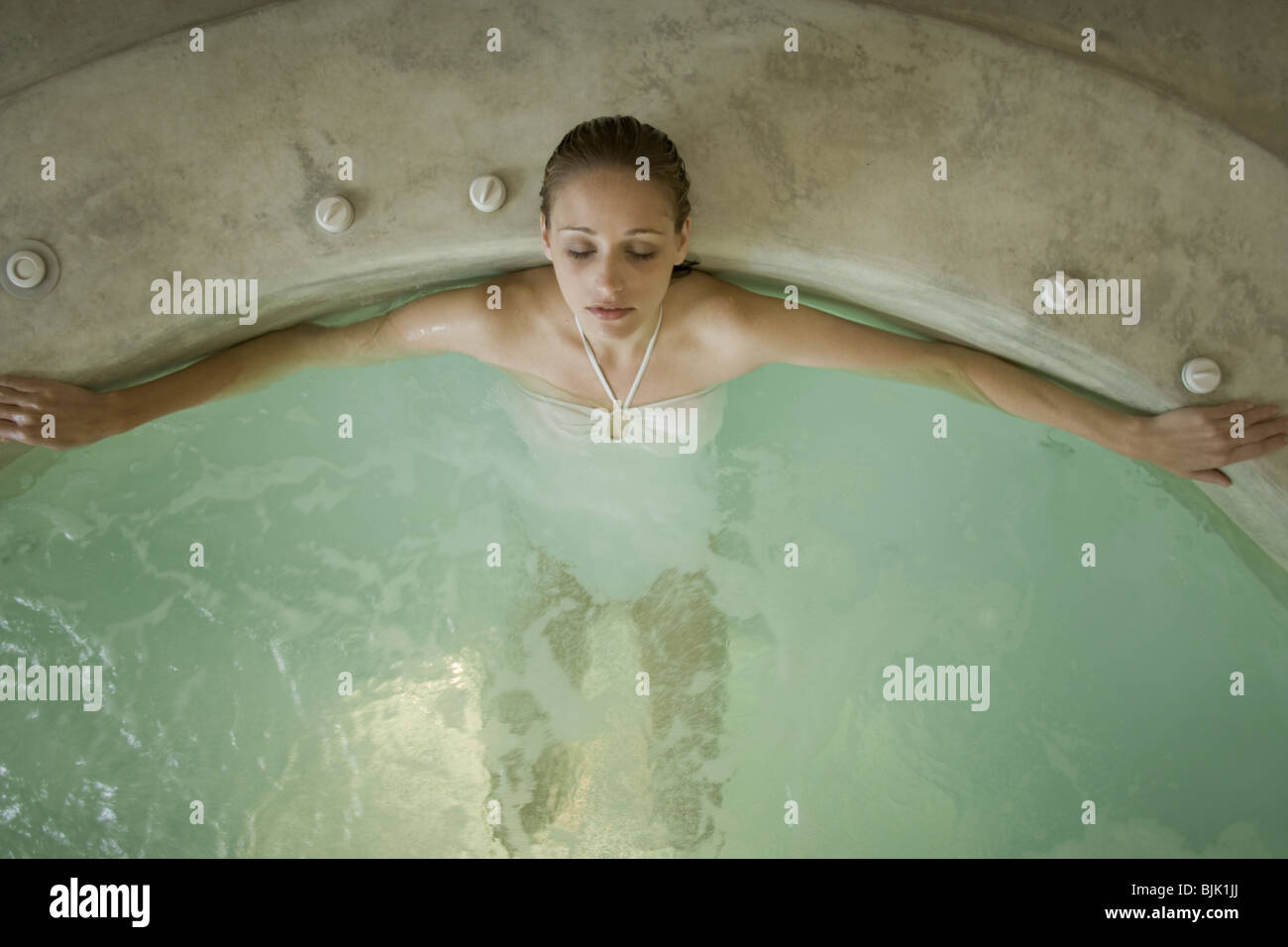 Frau im Whirlpool im Innenbereich Stockfoto