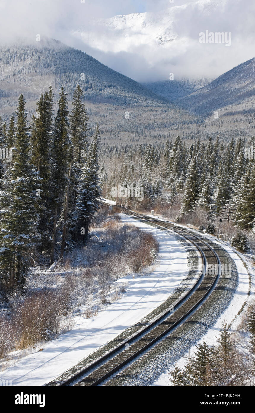 Bahngleisen biegen um eine Ecke Stockfoto