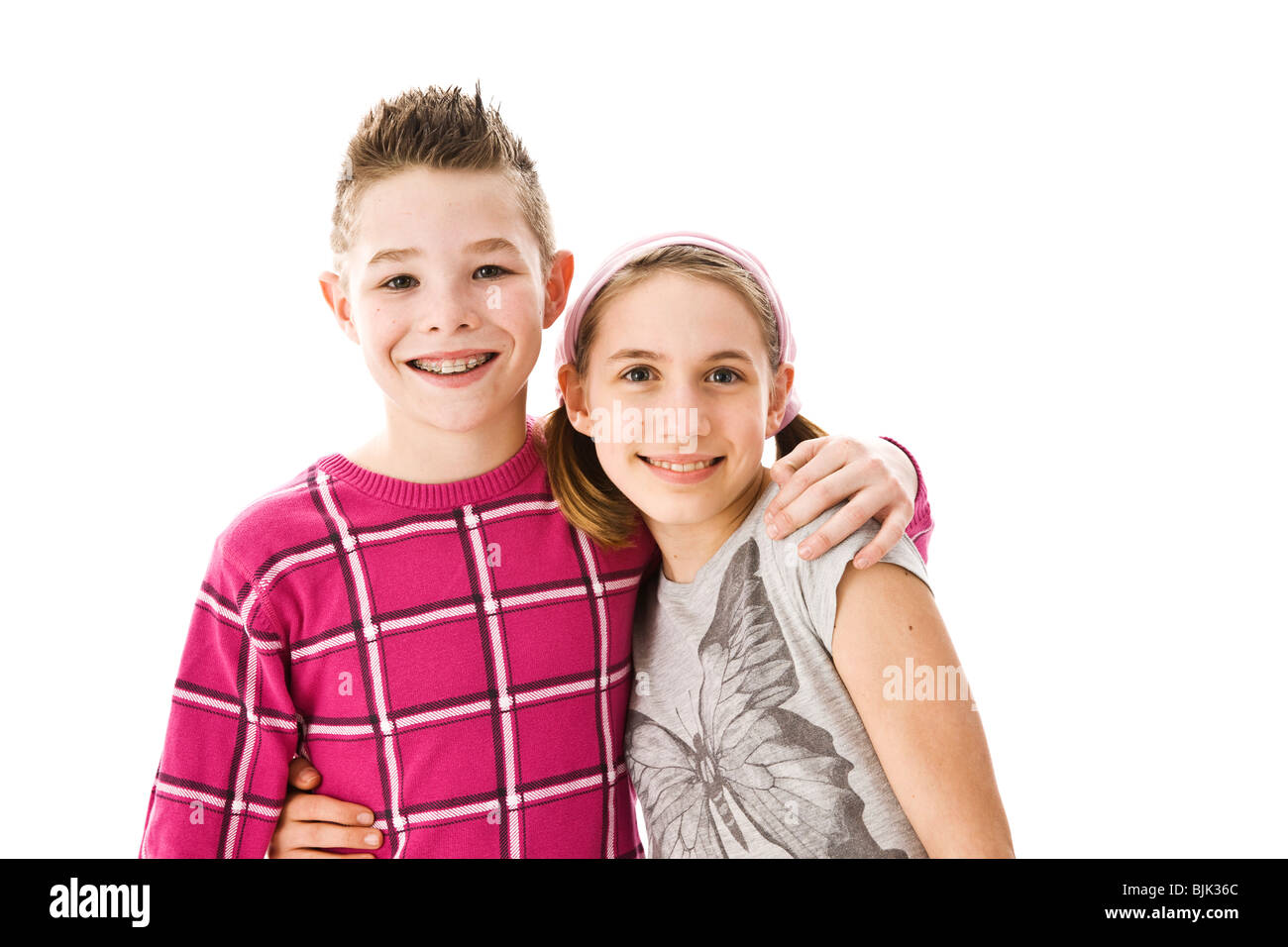 Jungen und Mädchen mit ihre Arme umeinander Stockfoto