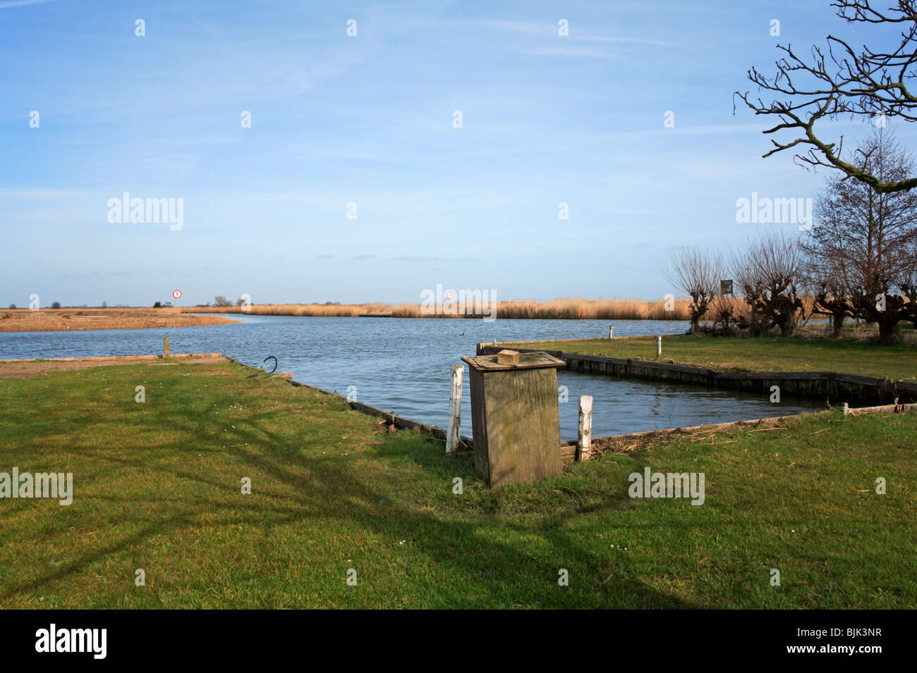 Liegeplatz-Raum aus den Fluß Thurne gegenüber dem Eingang zum Kerze Dyke und Hickling Broad bei Martham. Norfolk, Großbritannien. Stockfoto