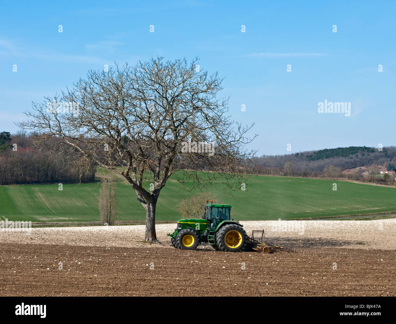 John Deere 7810 Traktor und Egge - Frankreich. Stockfoto