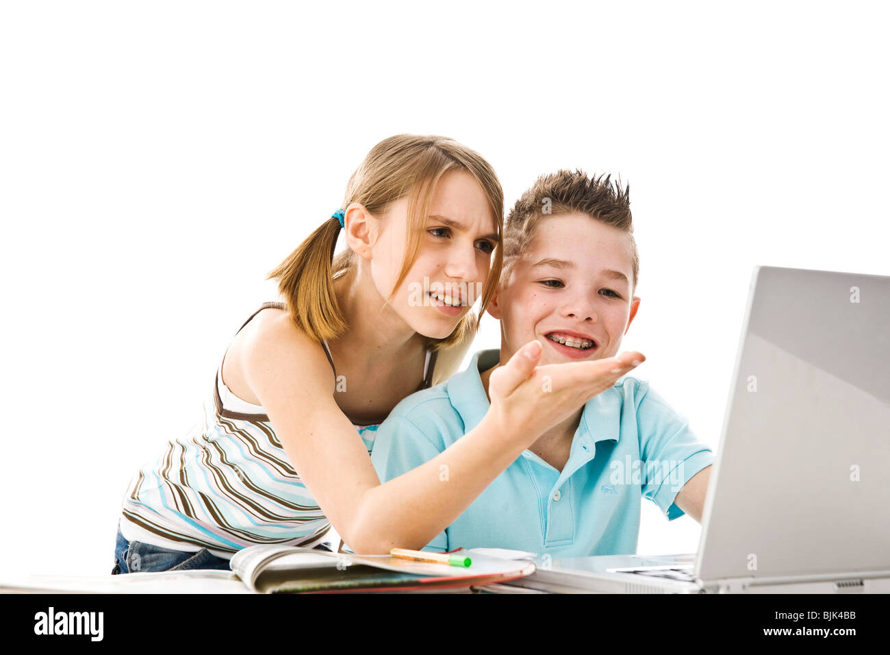 Jungen und Mädchen lernen zusammen mit einem computer Stockfoto
