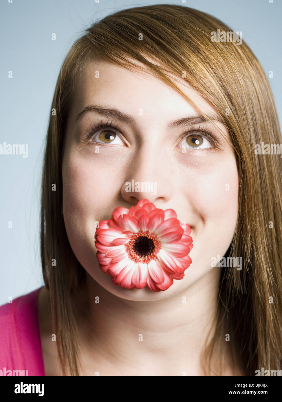 Nahaufnahme von Frau mit Blume im Mund Stockfoto