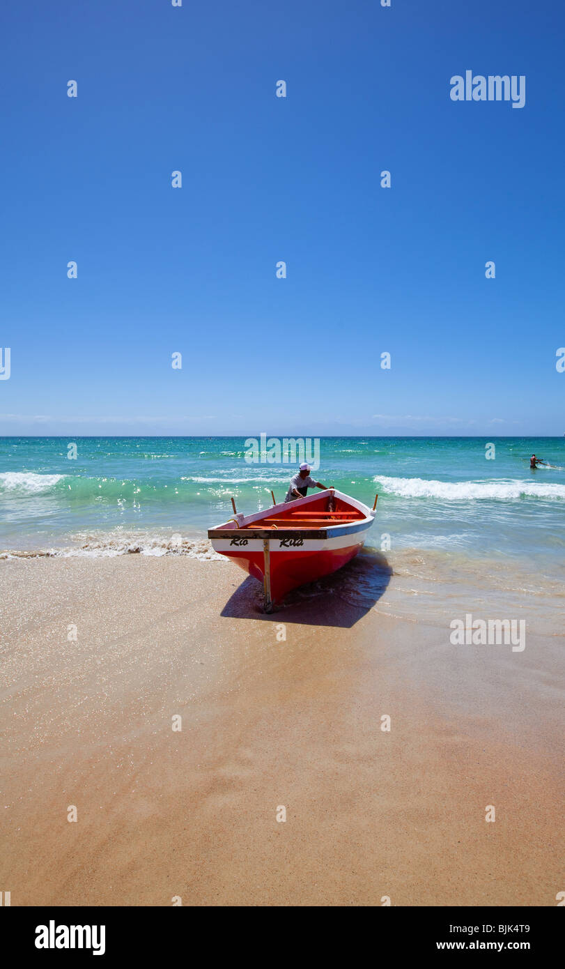 Fischer wartet auf seine Crew auf Fish Hoek Strand in Kapstadt, Südafrika Stockfoto