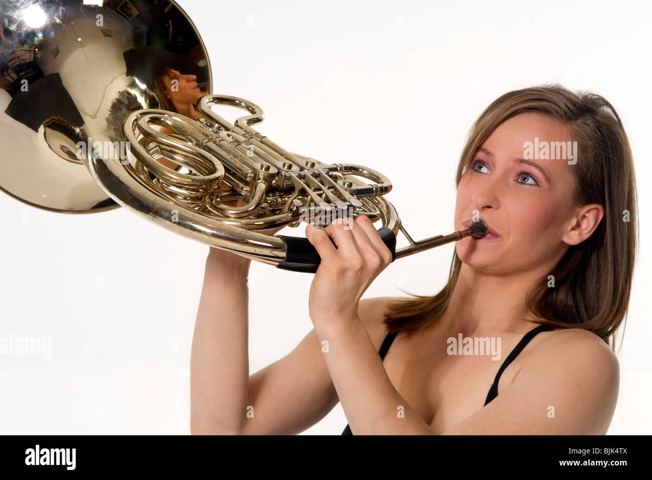 Eine Frau spielt ihr Französisch Horn. Stockfoto