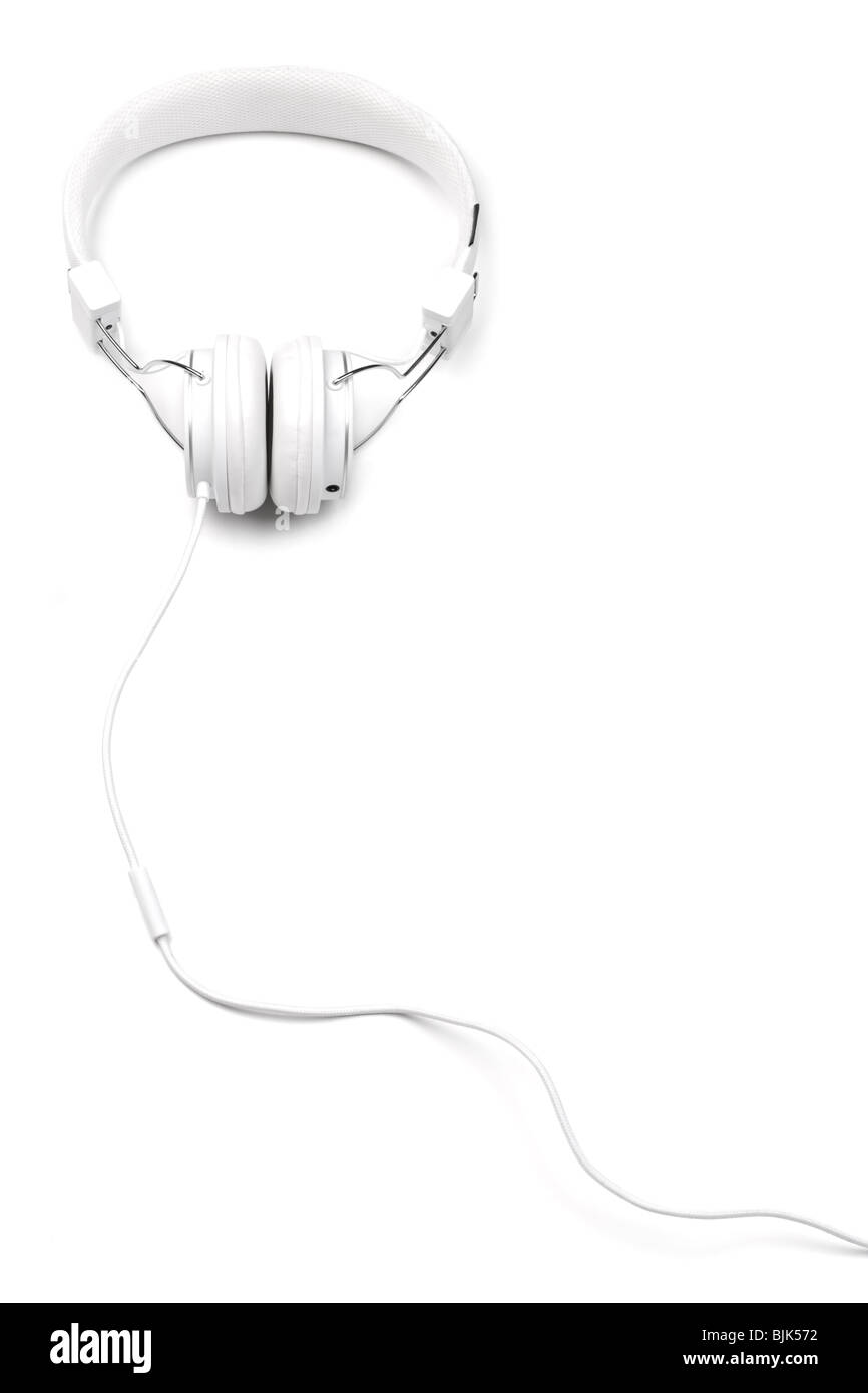 Weiße Eleganz Kopfhörer mit Kabel isoliert auf weißem Hintergrund. Weiß auf weiß Serie. Vertikale Zusammensetzung. Stockfoto