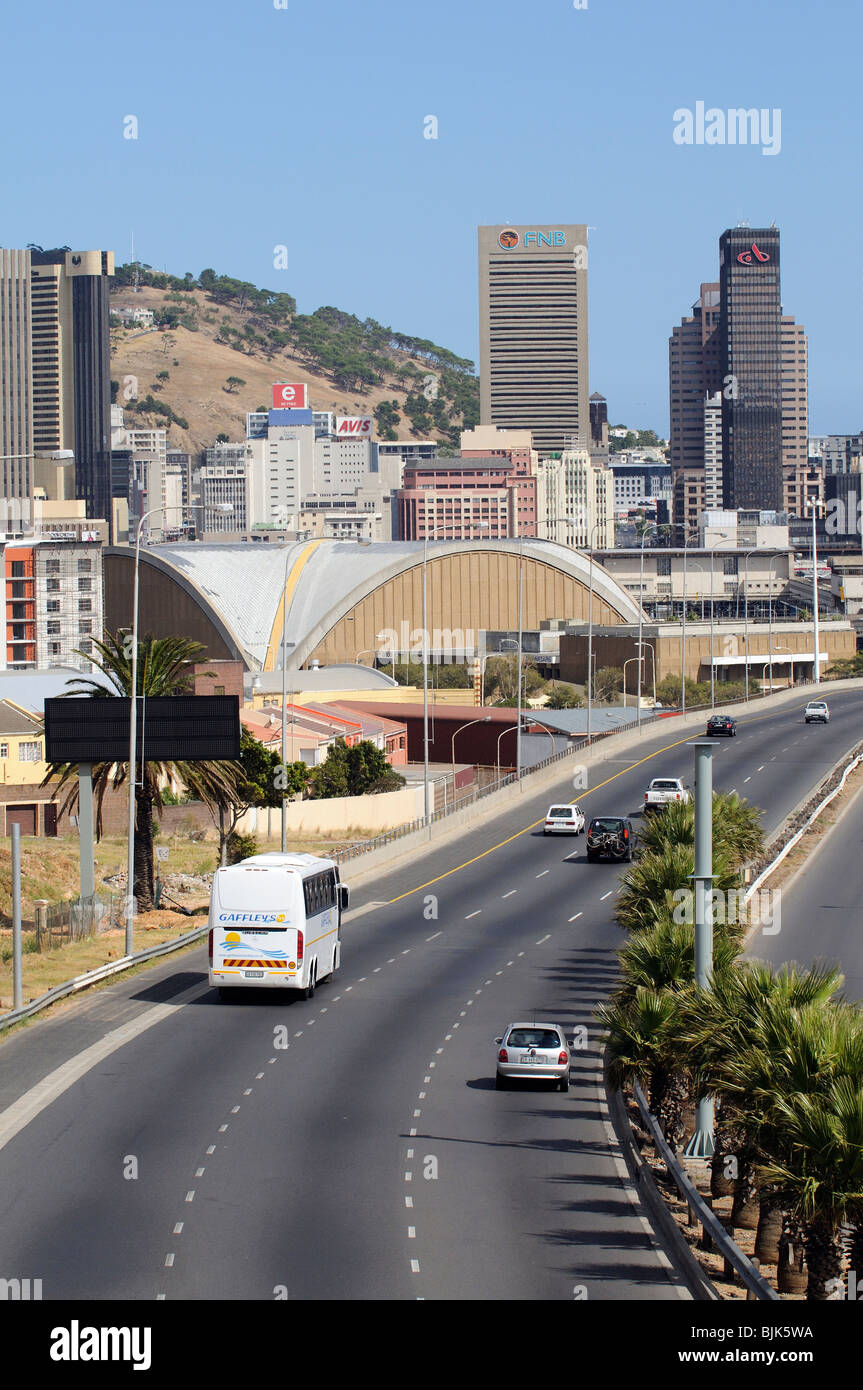 3 spurige Autobahn der Eastern Boulevard Uberschrift ins Stadtzentrum von Kapstadt Sudafrika Stockfotografie Alamy