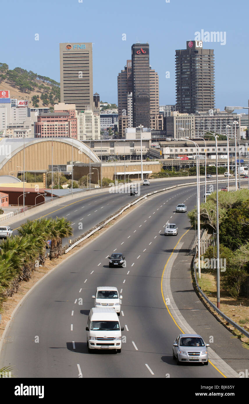 3-spurige Autobahn der Eastern Boulevard-Überschrift aus der Innenstadt Kapstadt Südafrika Stockfoto