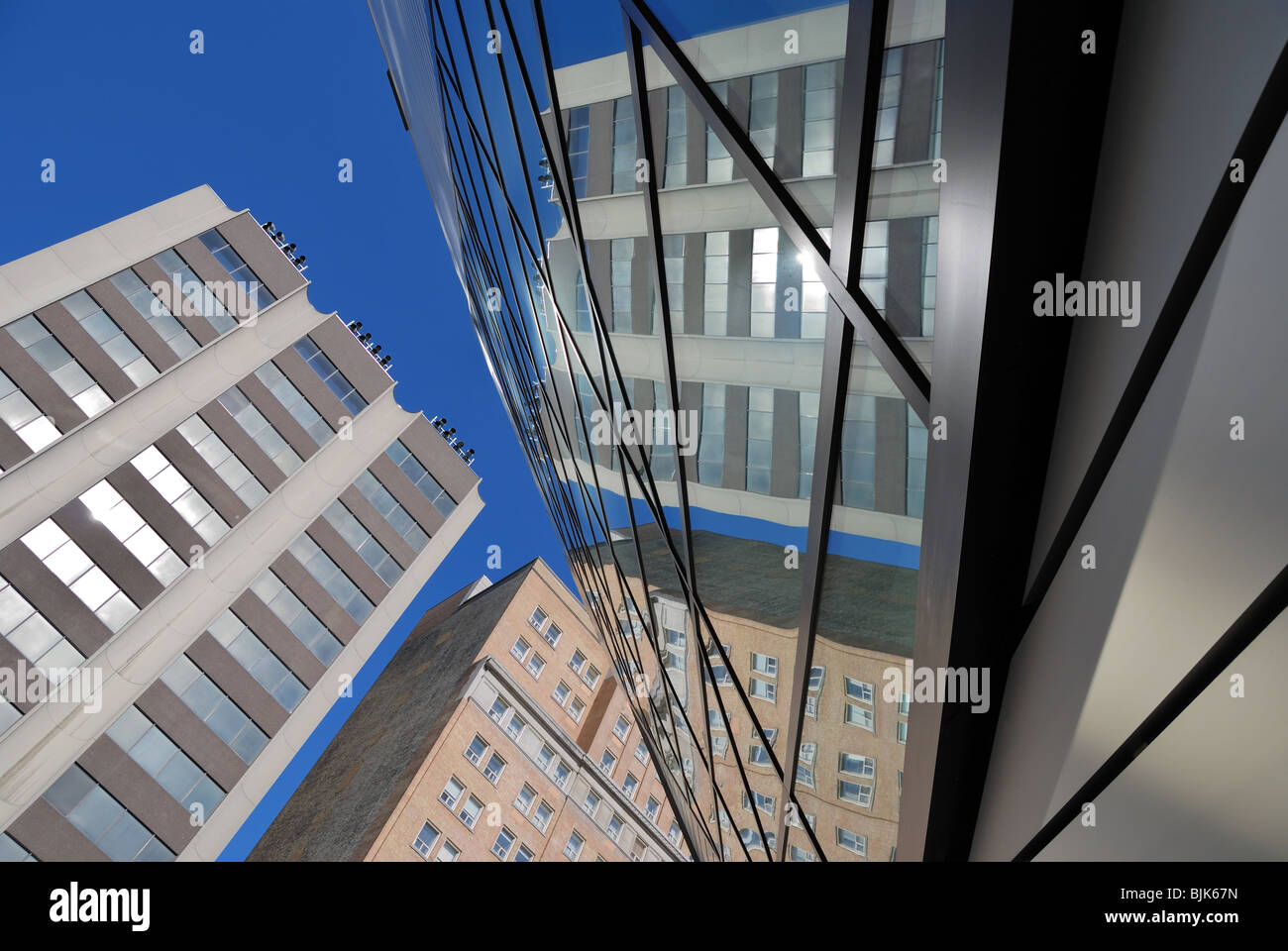 Gebäude spiegelt sich in der bizarren und oft kritisiert Michael Lee Chin Fassade des Royal Ontario Museum in Toronto Stockfoto