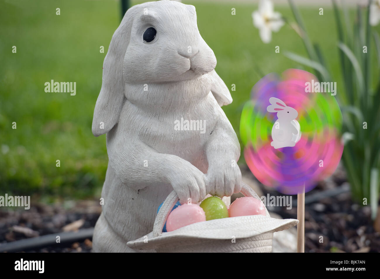 Nahaufnahme der weiße Osterhase und Windrad Stockfoto