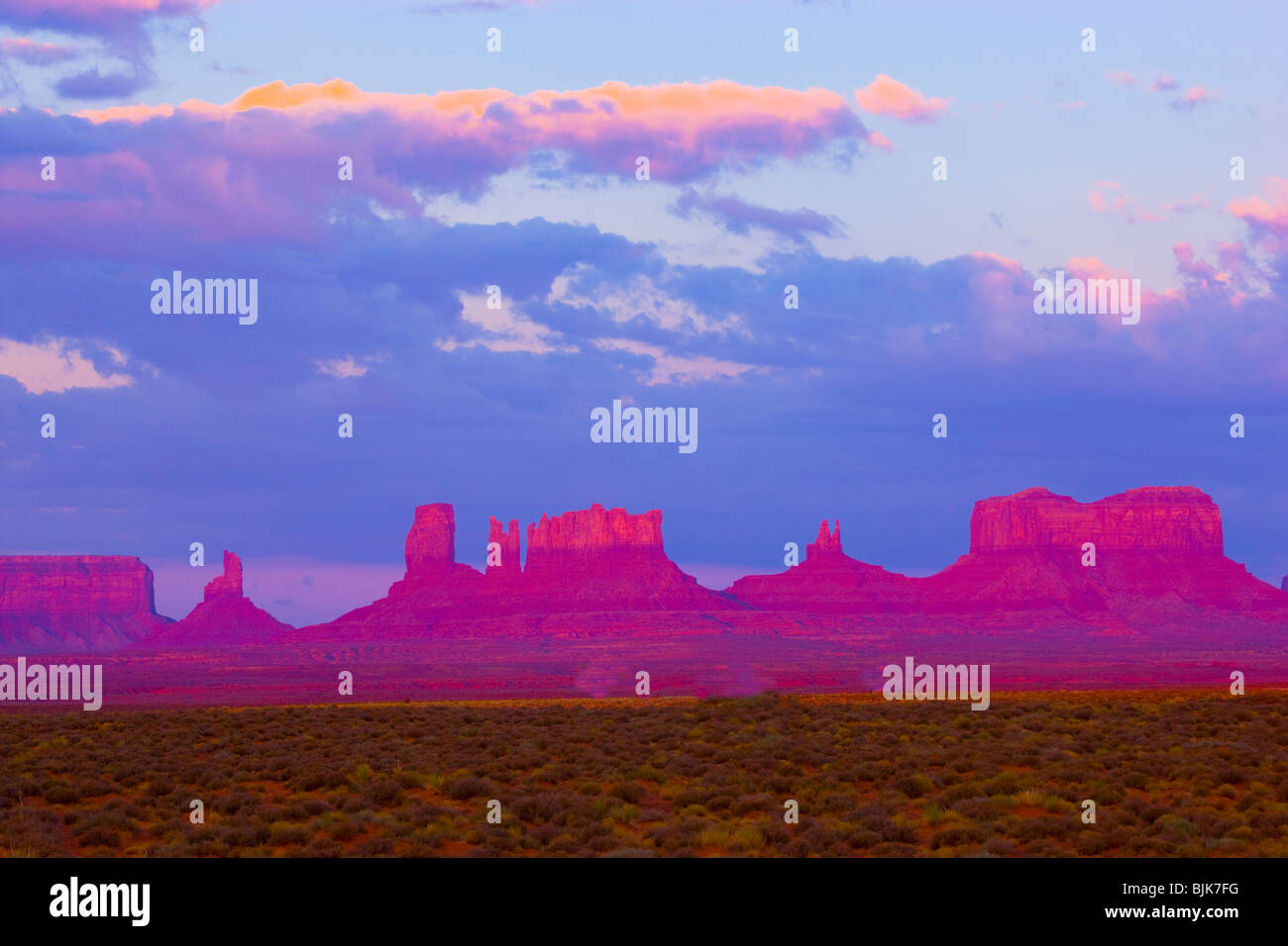 Monument Valley Tribal Park, Utah, The Bear, Stagecoach und andere Spitzen, Sunrise Stockfoto