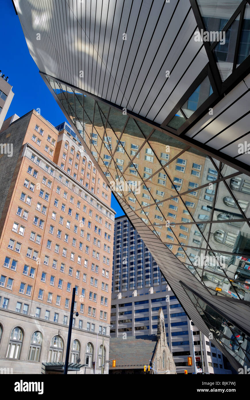 Gebäude spiegelt sich in der bizarren und oft kritisiert Fassade von Torontos Royal Ontario Museum von Daniel Libeskind entworfenen Stockfoto