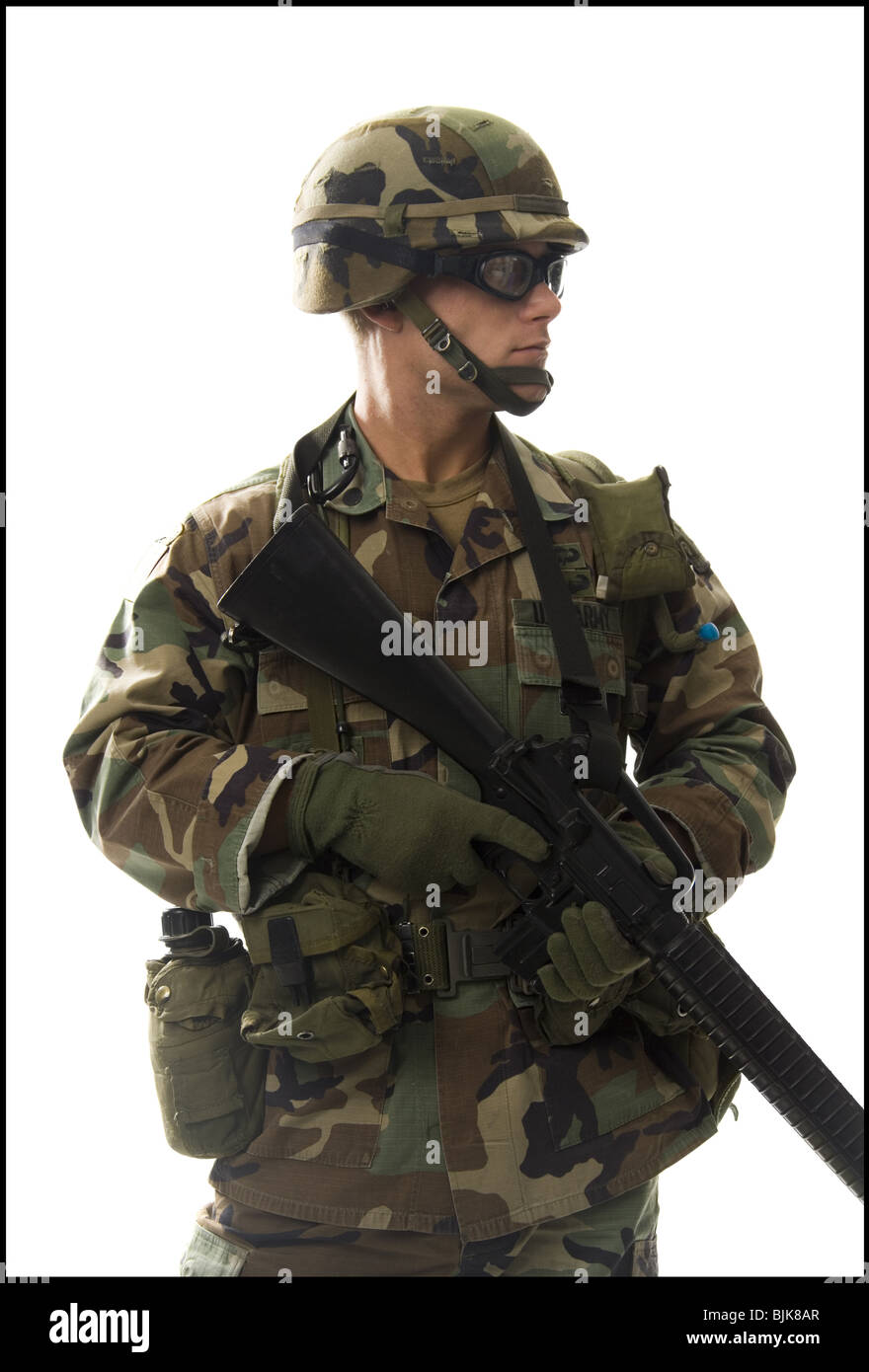 Soldat in Uniform mit Gewehr Stockfoto