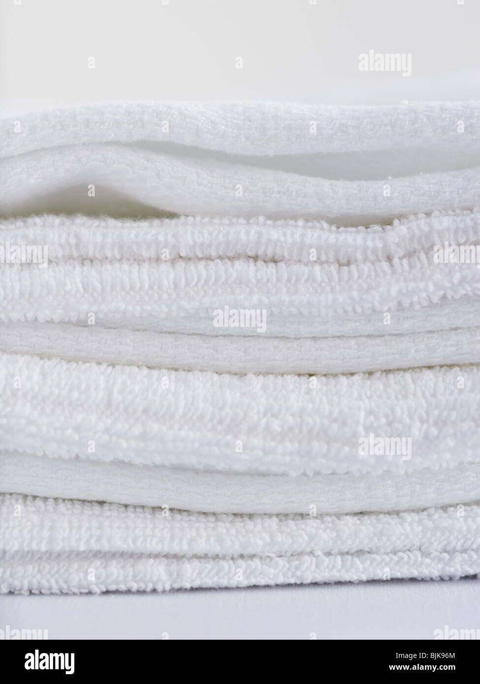 Stapel von weißen Handtüchern Stockfoto