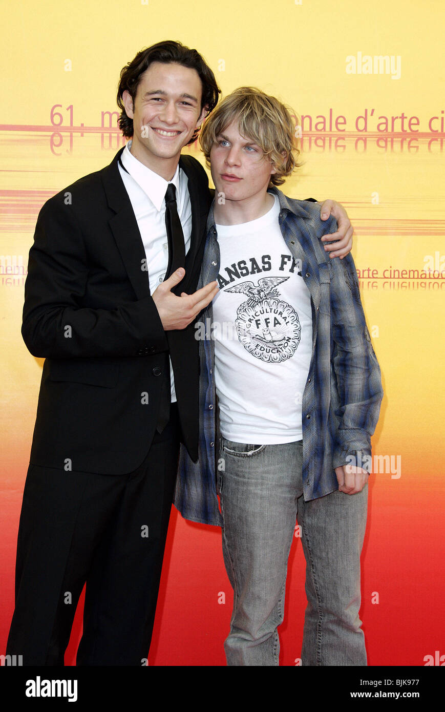 JOSEPH GORDON-LEVITT & BRADY CORBET geheimnisvolle Haut PHOTOCALL LIDO Venedig Italien 3. September 2004 Stockfoto