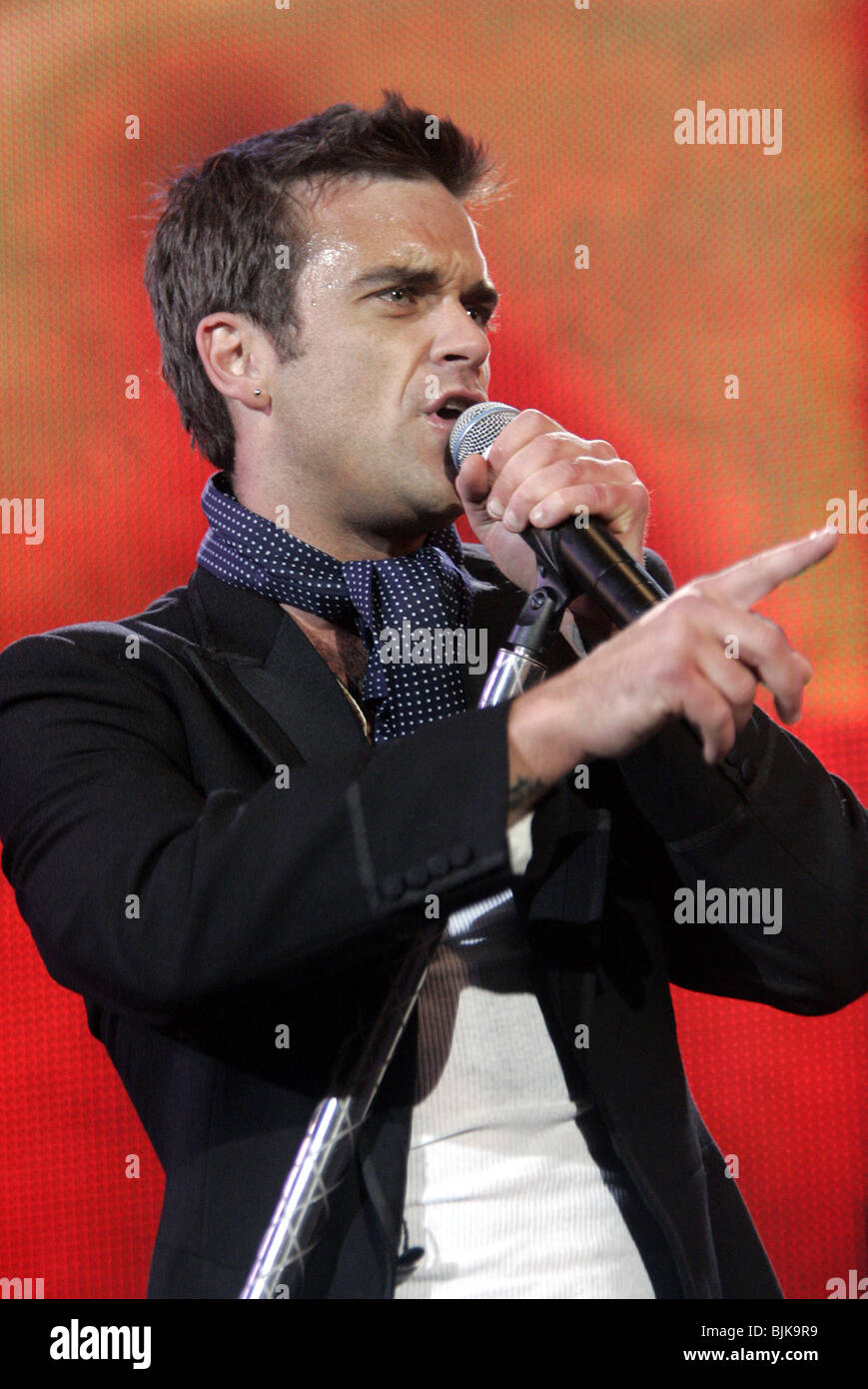 ROBBIE WILLIAMS LIVE 8 HYDE PARK LONDON ENGLAND 2. Juli 2005 Stockfoto