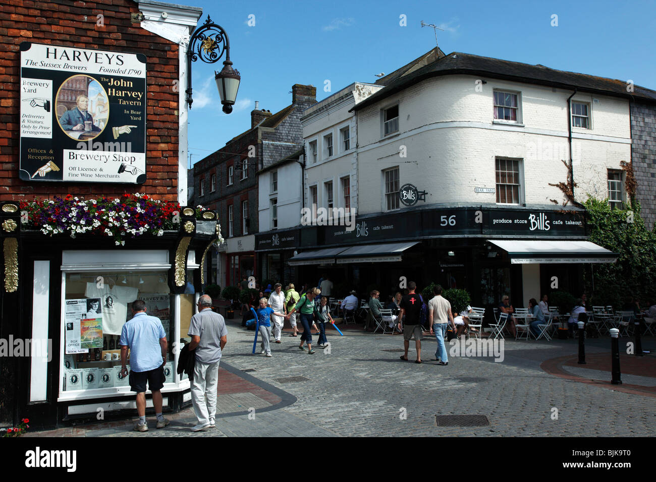 England, East Sussex, Lewes, Cliffe High Street, Harveys Brauerei-Shop und Rechnungen Produkte Shop und Cafe. Stockfoto