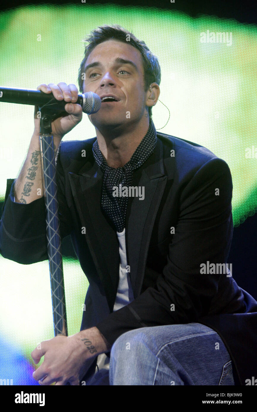 ROBBIE WILLIAMS LIVE 8 HYDE PARK LONDON ENGLAND 2. Juli 2005 Stockfoto