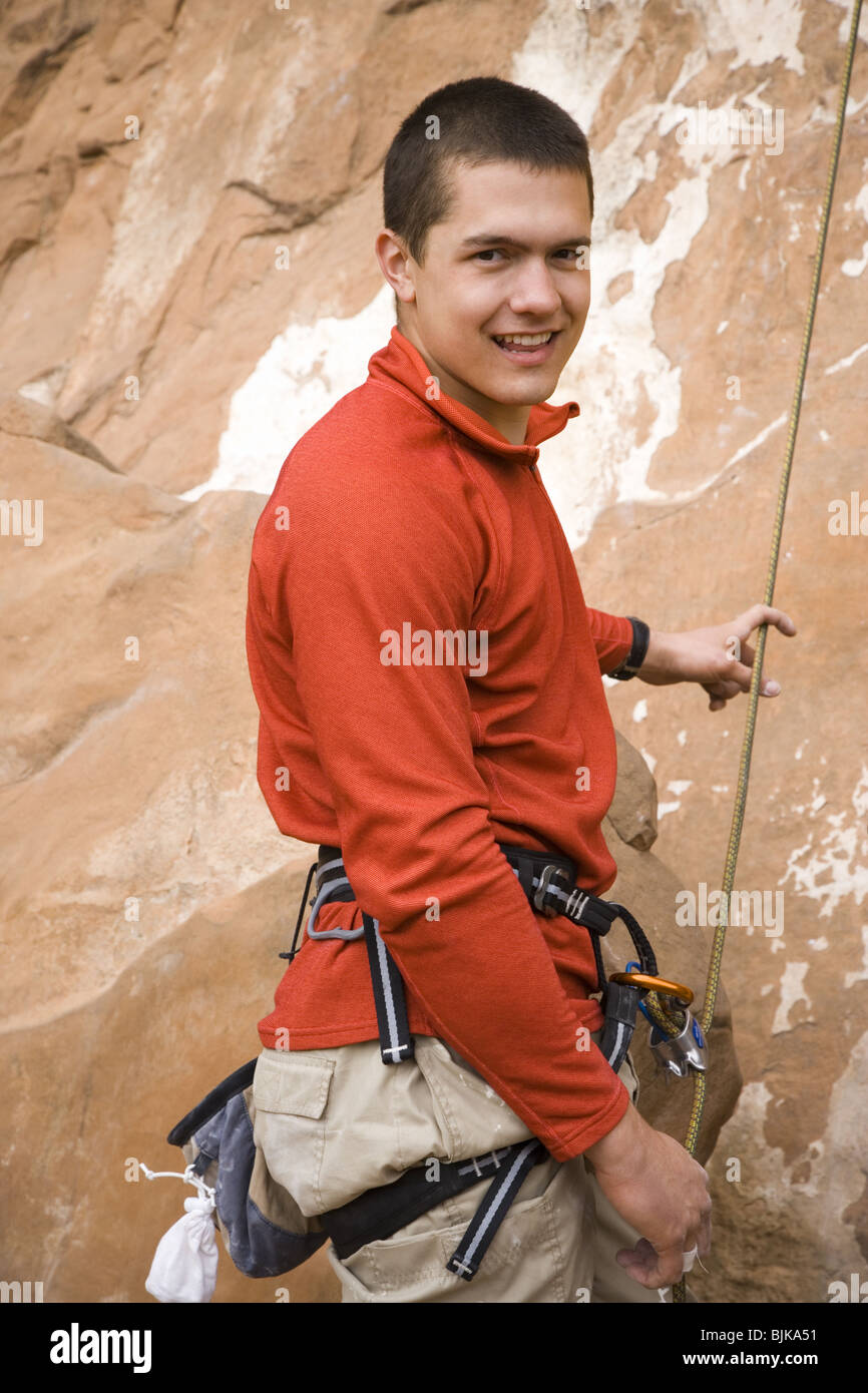 Mann im Freien mit Klettern, Seil und Klettergurt Stockfoto