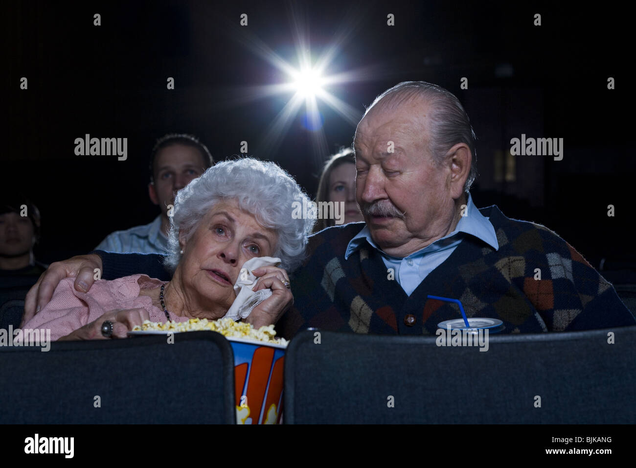 Mann und Frau Film im Theater Weinen mit popcorn Stockfoto