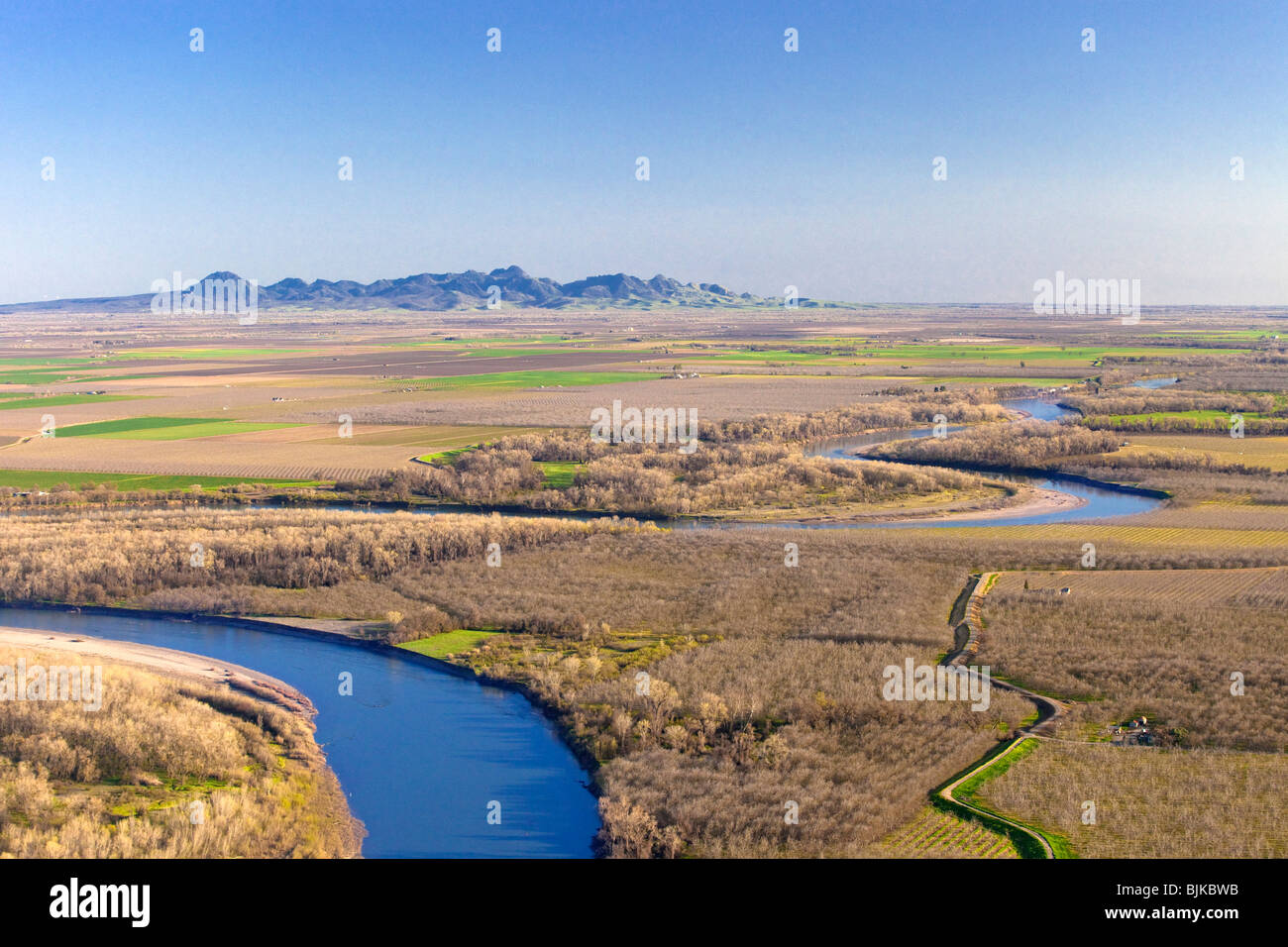Luftaufnahme des Sacramento River und die Sutter Buttes im Sacramento Valley, Kalifornien Stockfoto