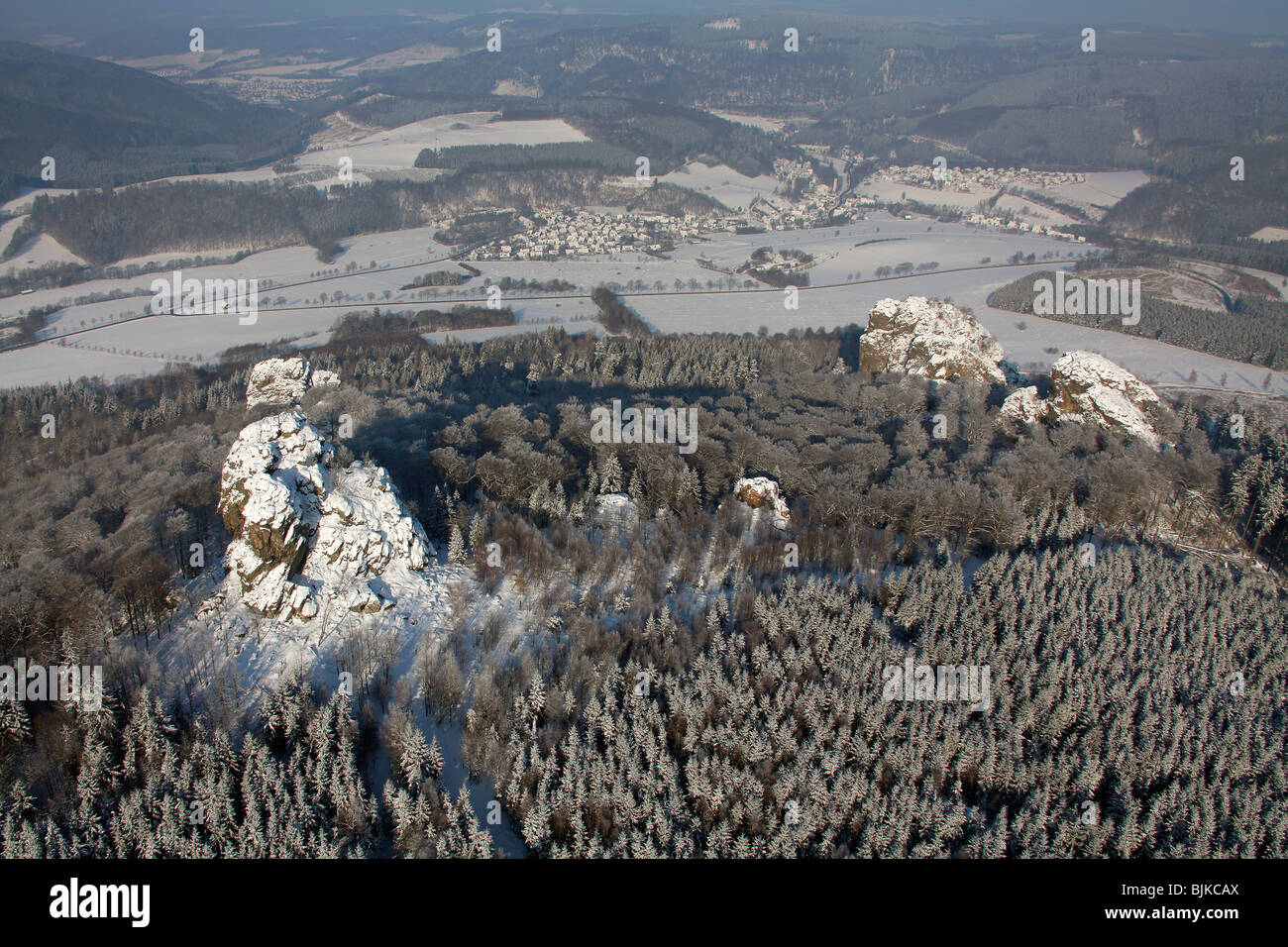 Luftaufnahme, Bruchhauser Steine vier große Porphyr Felsen befindet sich auf einem Berg, Schnee, Winter, Olsberg, Sauerland, North Rhin Stockfoto