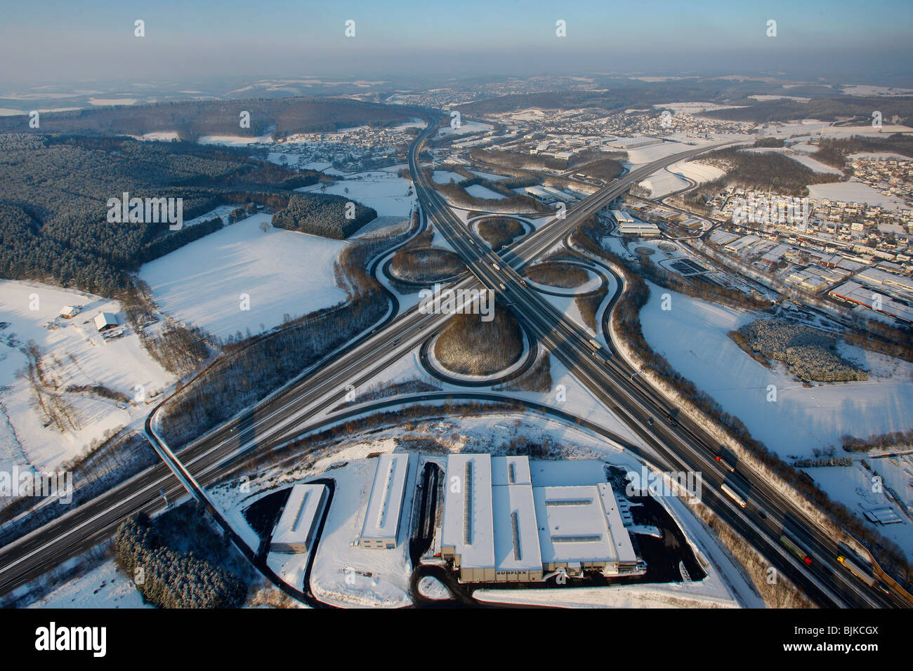 Luftaufnahme, Autobahnkreuz Olpe A4 A45, Sauerlandlinie, Schnee, Winter, Wenden, Nordrhein-Westfalen, Deutschland, Europa Stockfoto