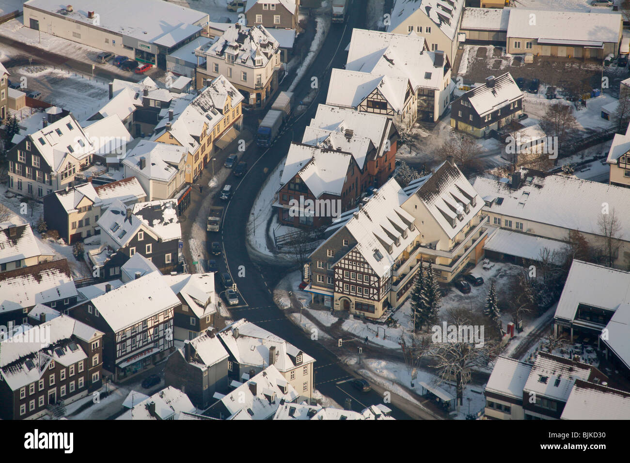 Luftbild der Altstadt von Bad Laasphe mit Fachwerkhäusern im Schnee im Winter, North Rhine-Westphalia, Keim Stockfoto