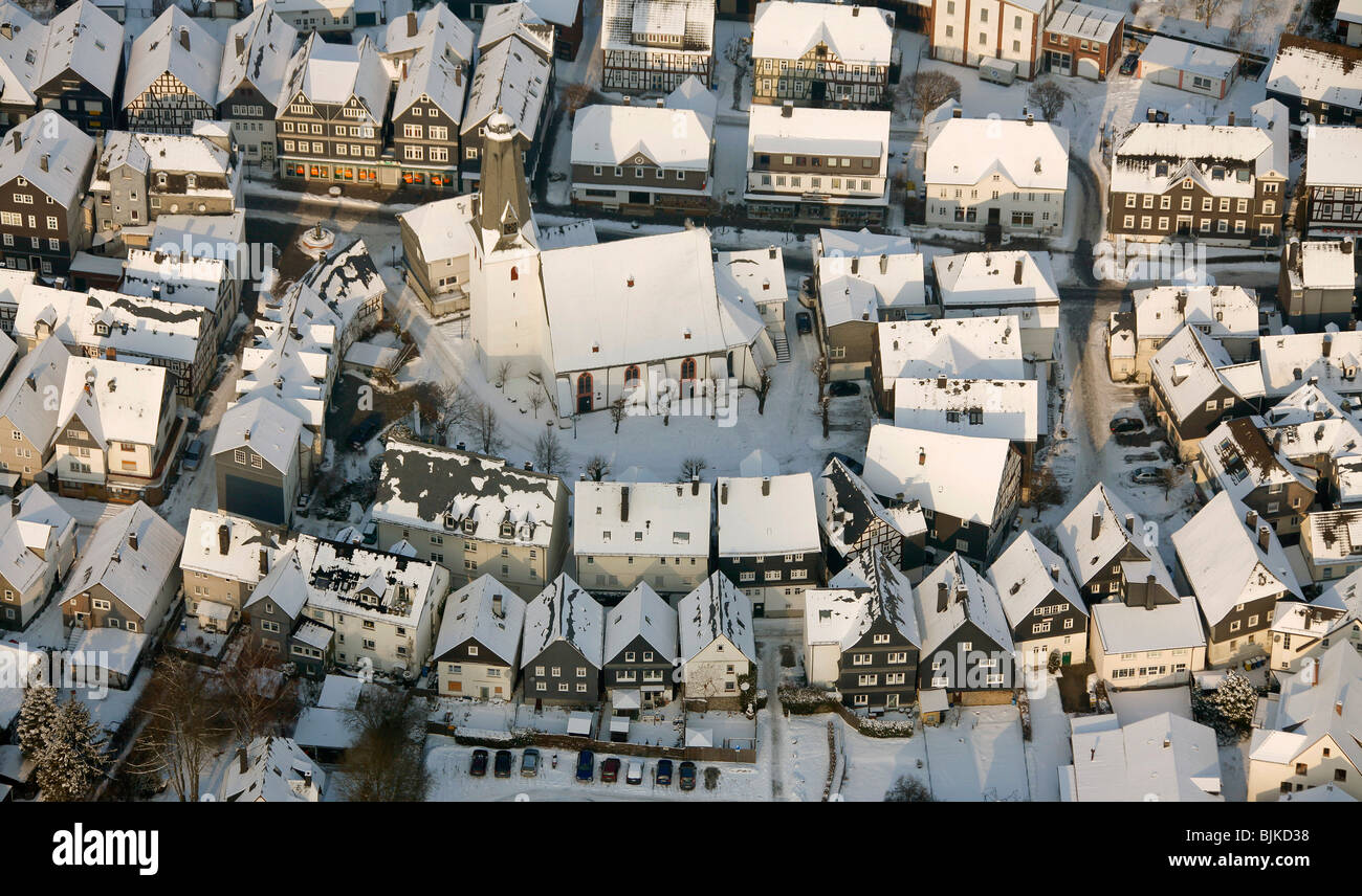 Luftaufnahme, Altstadt und Stadtmauern von Bad Laasphe im Schnee im Winter, North Rhine-Westphalia, Deutschland, Europa Stockfoto