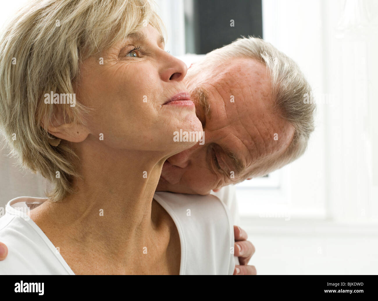 Reflexion des reifes Paar küssen im Spiegel Stockfoto