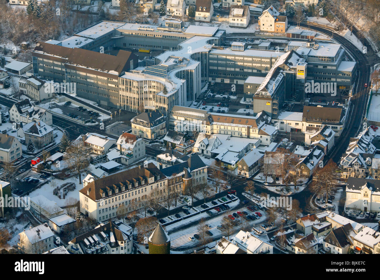 Luftaufnahme, mittelständisches Unternehmen Viega im Schnee im Winter, Attendorn, Nordrhein-Westfalen, Deutschland, Europa Stockfoto