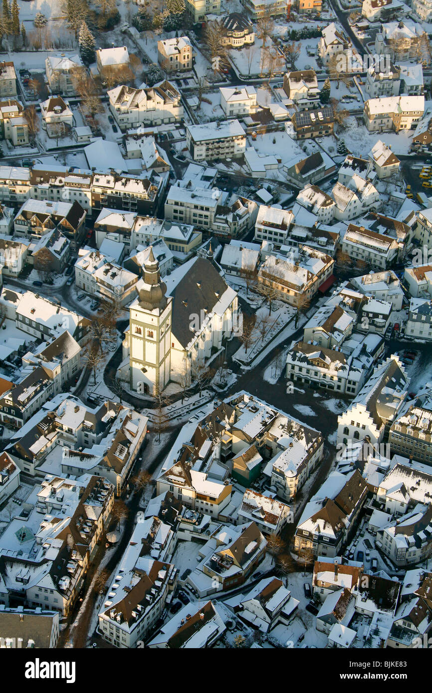 Luftaufnahme, Alter Markt Marktplatz mit Stadtkirche im Schnee im Winter, Attendorn, Nordrhein-Westfalen, Deutschland, Eur Stockfoto