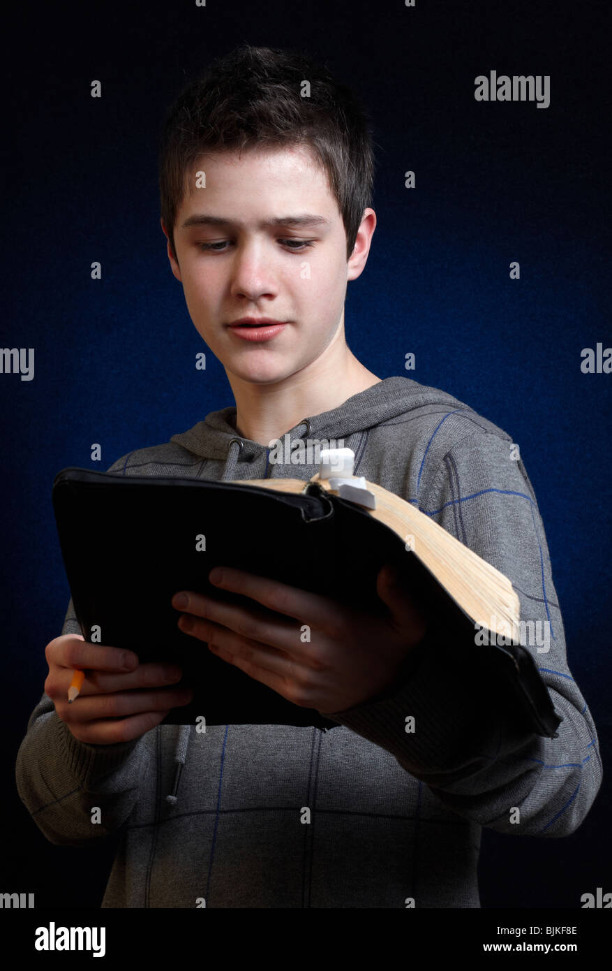 Junger Mann lesen und studieren in seiner Bibel Stockfoto