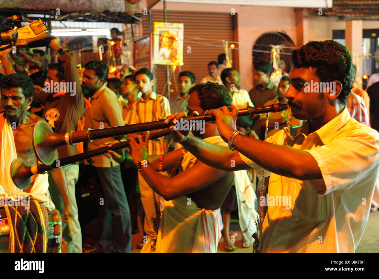 Nadaswaram Musiker, Prozession, Hindu-Tempel-Festival in Pulinkudi, Kerala Zustand, Indien, Asien Stockfoto