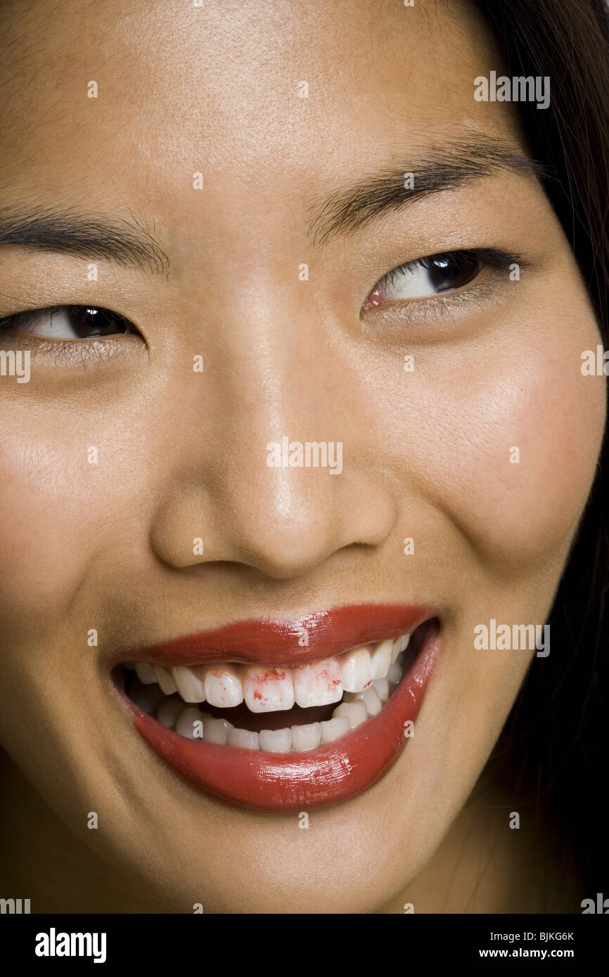 Nahaufnahme von Frau lächelnd mit rotem Lippenstift auf den Zähnen  Stockfotografie - Alamy