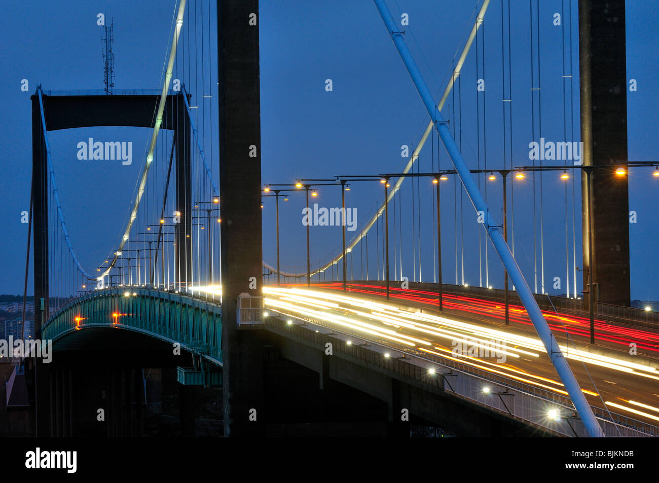 Autos Reisen über eine Hängebrücke in der Nacht mit dem Licht zeigt eine Bewegung Unschärfe-Effekt. Horizontalen Schuss. Stockfoto