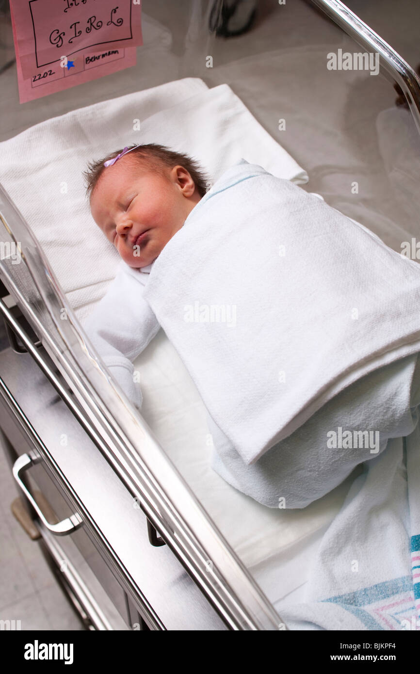 Neugeborene Mädchen im Inkubator Stockfoto