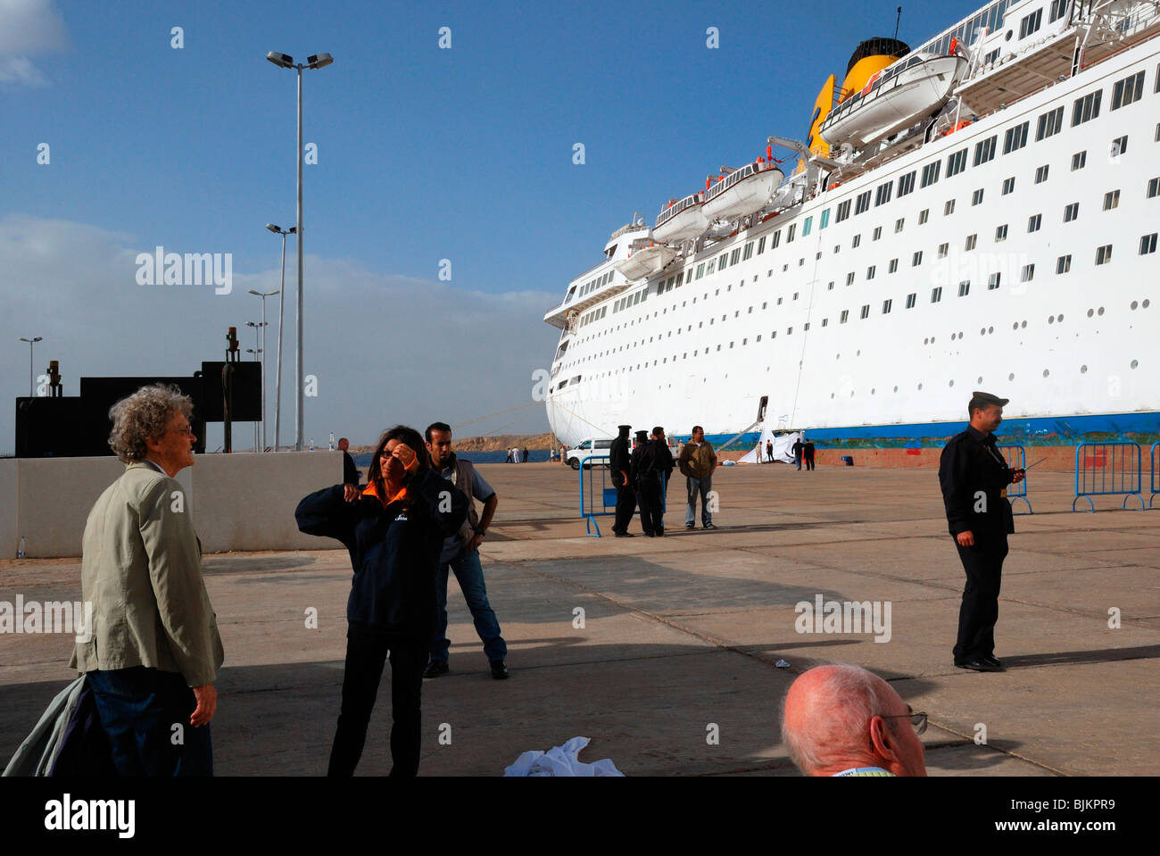 Inserat COSTA EUROPA Kreuzfahrtschiff nach einem Sturz in der Kai, Passagiere und Mitarbeiter von Costa Kreuzfahrten, Sicherheitspersonal, Pier von S Stockfoto