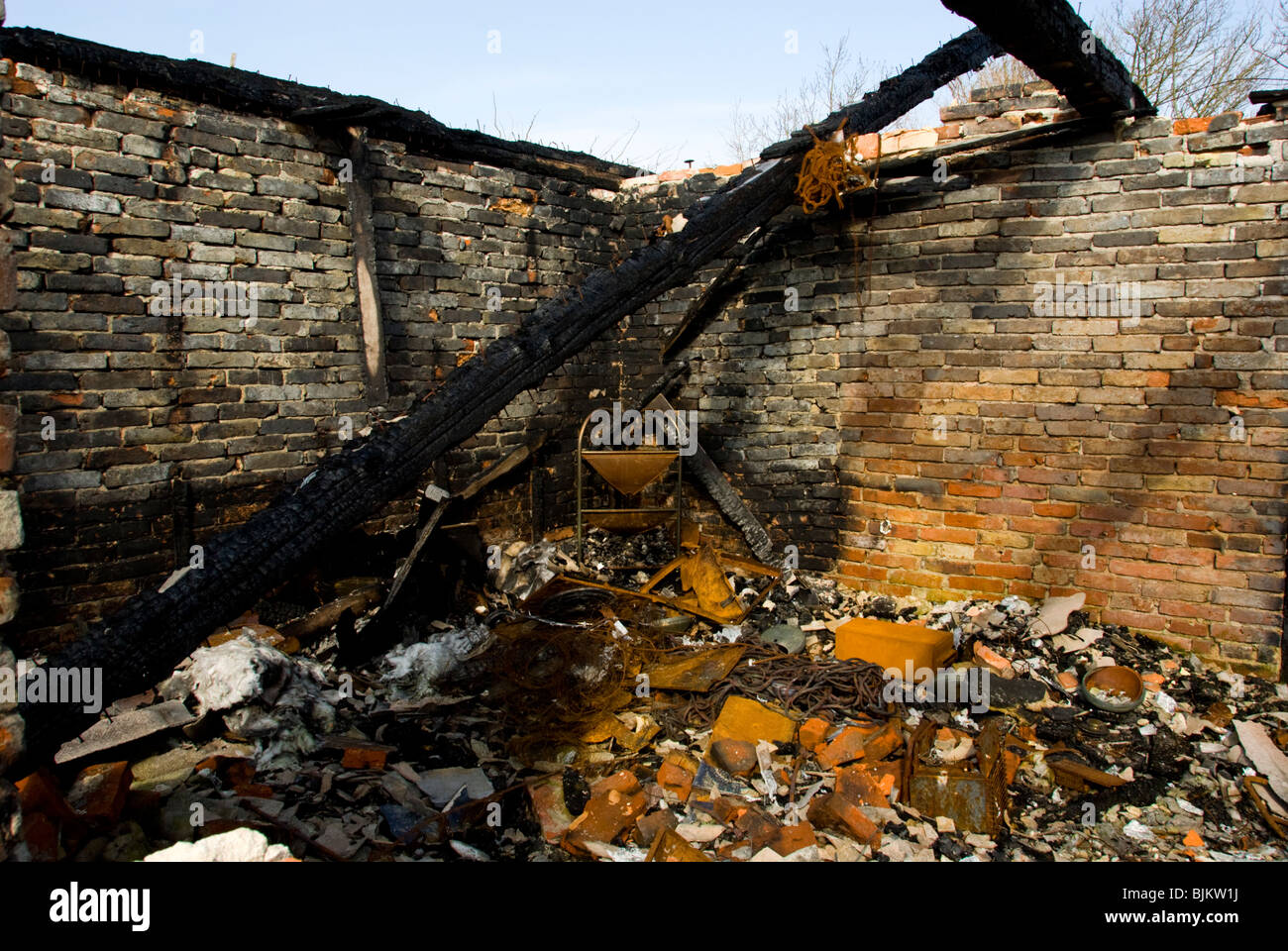 Haus nach schweren Hausbrand zeigt umfangreiche Schäden ausgebrannt Stockfoto