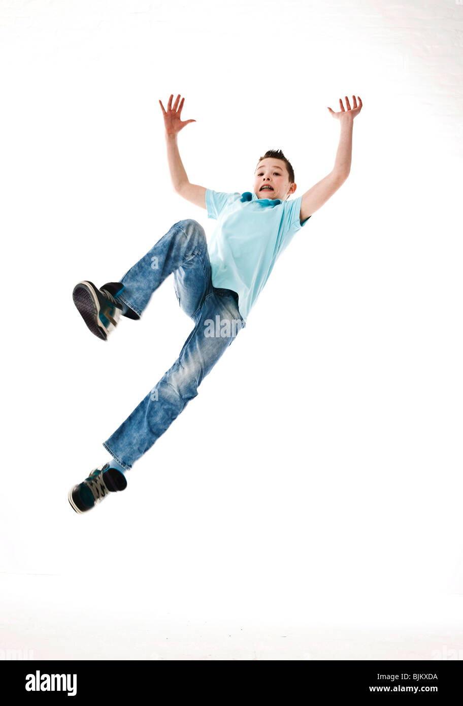 Ein Junge springt in die Luft Stockfoto