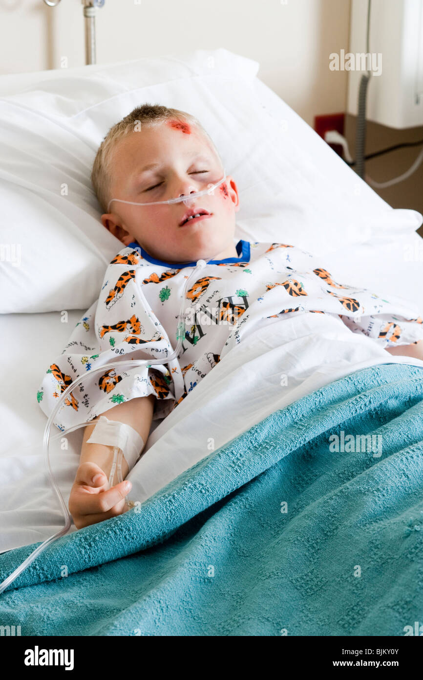 Jungen im Krankenhausbett schlafen Stockfoto